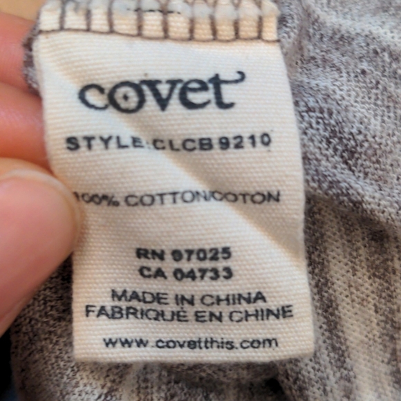 Covet tank top. Fits more like a looser small. - Picture 4 of 4